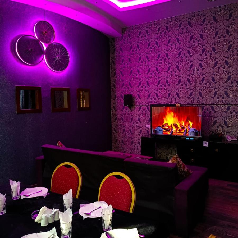 Cinema Plaza Hotel Baky Esterno foto